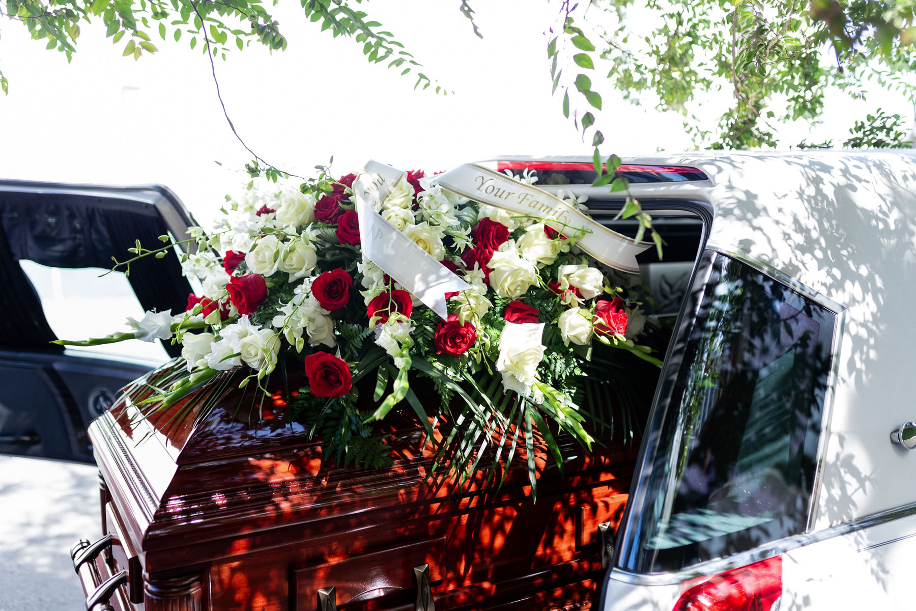 Flores que acompañan al feretro en un coche