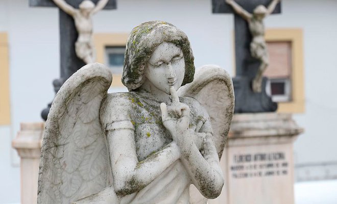 Estatua de piedra como ornamento en lapida